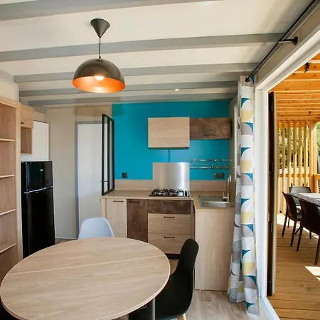 مكان تخييم La Croix Du Sud 4*