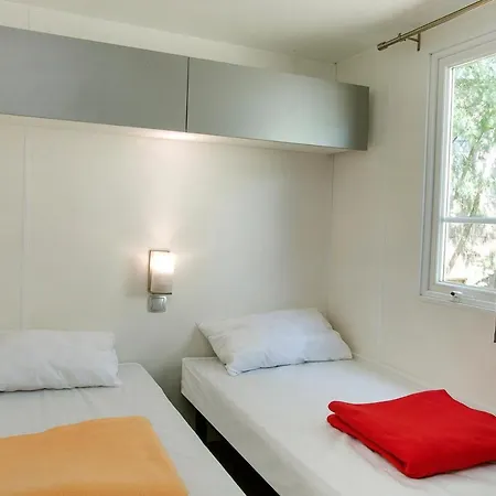 La Croix Du Sud مكان تخييم 4*