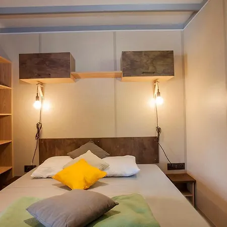 مكان تخييم La Croix Du Sud 4*