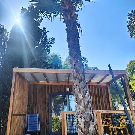 مكان تخييم La Croix Du Sud 4*