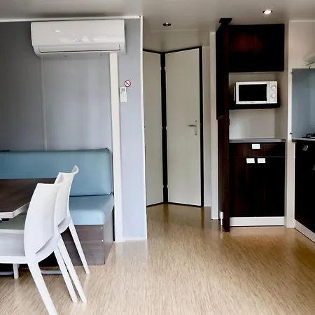 مكان تخييم La Croix Du Sud 4*