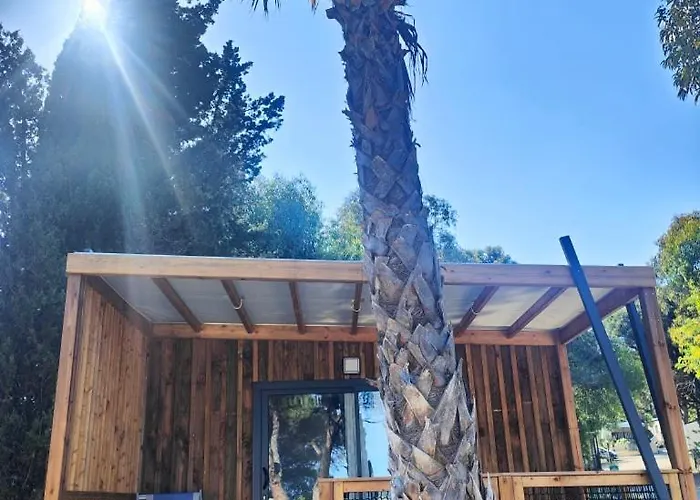 אתר קמפינג La Croix Du Sud 4*