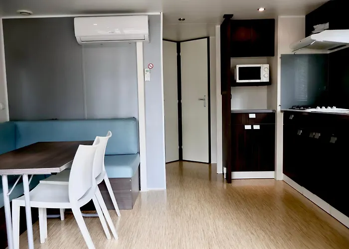 אתר קמפינג La Croix Du Sud 4*